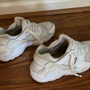White nike huaraches